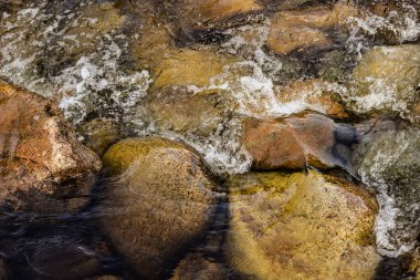 Wissataquoik Nehrinin Dibindeki Kayaların Yakın Çekimi