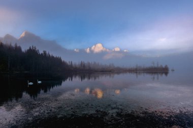 Almsee Üzerindeki Sis Temizleme: Salzkammergut 'ta Sonbahar Gündoğumu