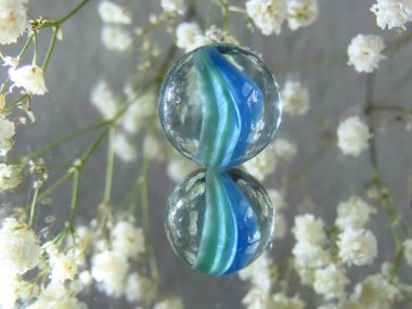 Cam bilyelerin büyüleyici yansımaları