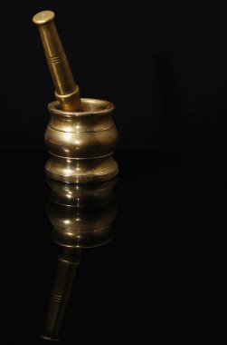 Parlak Altın Metal Havan ve Yansıtıcı Yüzeye sahip Pestle