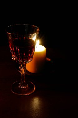 Kırmızı Sıvı ve Mum Işıklı Zarif Cam Kadeh