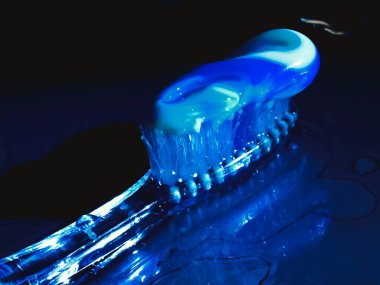 Diş fırçasında diş macunu ve Koyu Arkaplan Bir Karşıtlık Oluştur