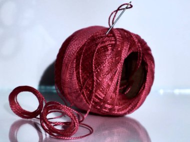 Kırmızı İplik Şırıngayla Şırıngalanmış