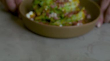 Soslu, cevizli ve pastırmalı salata yakın çekim..