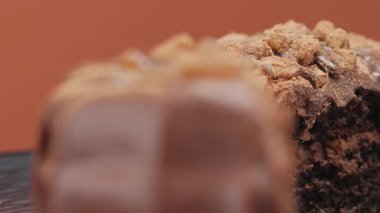 Bir çift pasta diliminin dönüşünü gösteren gösteri videosu