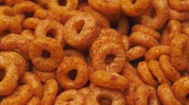 Yulaf ezmesi ve tarçın halkalarının mısır gevreği dokusu, dönüşümlü