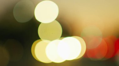 Sıcak tonlarda soyut bokeh ışıkları bulanıklaşır ve arkaplanda harmanlanır