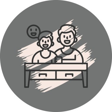 Masada oturan iki çocuk gülümsüyor.