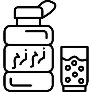 Bardağın yanında içecekle dolu bir şişe.