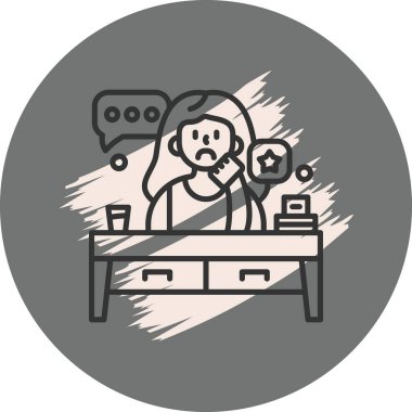 Masada oturan kadın düşünceli görünüyor.