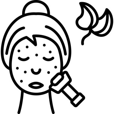 Yüzüne cilt bakımı uygulayan kadın