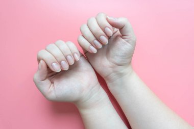 Kısa doğal tırnaklı kadın elleri. Yüksek kalite fotoğraf