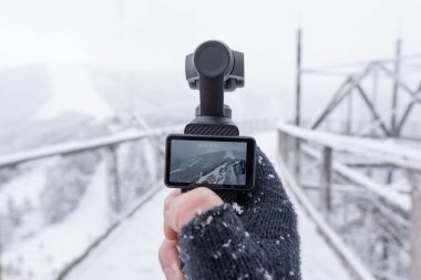 Erkek el cep kamerası sabitleyicisi DJI Osmo Pocket 3. Yüksek kalite fotoğraf