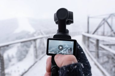Erkek el cep kamerası sabitleyicisi DJI Osmo Pocket 3. Yüksek kalite fotoğraf