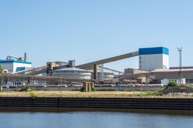 Usti Nad Labem, Çek Cumhuriyeti - 22 Haziran 2025: Açık mavi gökyüzünün yer aldığı Usti Nad Labem 'de Elbe Nehri' nin yer aldığı sanayi kompleksi