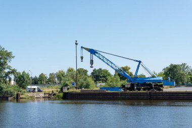 Usti Nad Labem, Çek Cumhuriyeti - 22 Haziran 2025: Mavi vinç Usti Nad Labem 'de açık mavi gökyüzü altında Elbe nehrinin yanında duruyor