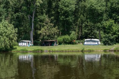 Usti Nad Labem, Çek Cumhuriyeti - 22 Haziran 2025: Usti Nad Labem 'deki Elbe Nehri boyunca yemyeşil çadırlar kuruldu