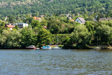 Usti Nad Labem, Çek Cumhuriyeti - 22 Haziran 2025: Usti Nad Labem 'deki Elbe Nehri' nin kıyı boyunca tekneleri ve yemyeşil yemyeşil manzarası