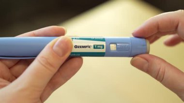 Teplice, Çek Cumhuriyeti - 20 Mayıs 2025: Diyabet yönetimi ve tedavi amaçlı Ozempic enjeksiyon kalemini elinde tutmak