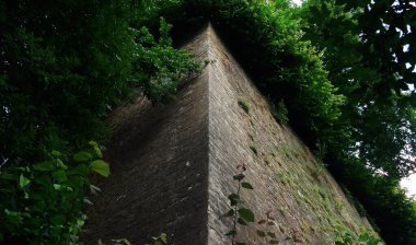 Lüksemburg Belediye Parkı Eski Duvarlar ve Ağaçlar