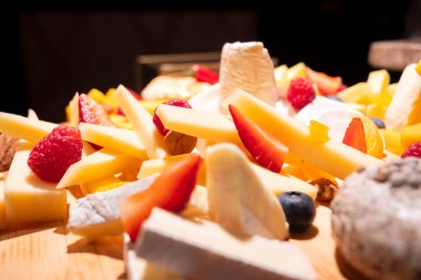 Tuzlu ve Tatlı: Peynir ve Böğürtlen Senfonisi