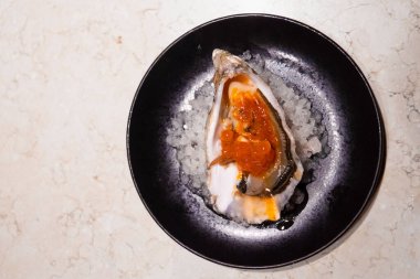 Ocean 's Jewels: İstiridye ve Ikura Harmony