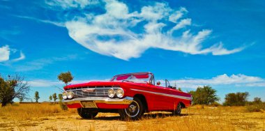 Çölde klasik Kırmızı Chevrolet Impala