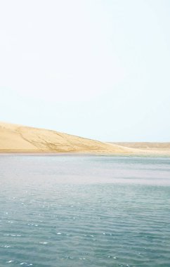 Huzurun Sınırı: Çöl Kumlarının Denizi Kucakladığı Yer