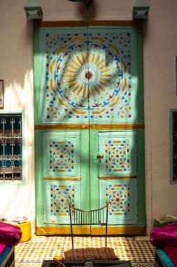 Riad 'da güzel oyulmuş ve boyanmış tahta kapı.