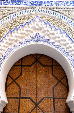 Süslü Ahşap Kapılı Muhteşem Fas Kemer Yolu