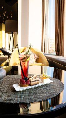 Canlı Kokteyl ve Tatlı Lezzetler