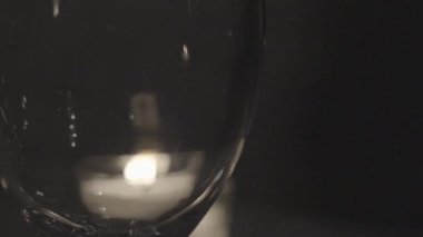 Kırmızının içinden yanıp sönen ışık.