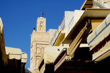 Dar Sokakların Üzerinden Yükselen Minare