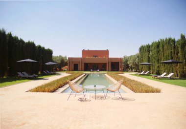 Havuz kenarındaki çevre dostu konfor