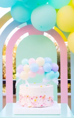 Bir Doğumgünü Süpriz Pastel Keki ve Balonlar
