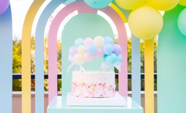 Mini Balonlar: Pastel Doğum Günü Pastası