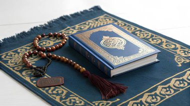 Tespih ve kutsal Kuran ile ahşap zemin üzerinde kutsal tespih