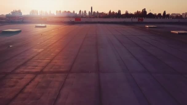 Bei Schönem Sonnenuntergang Über Dem Dach Der Lagerhalle Eines Logistikzentrums — Stockvideo