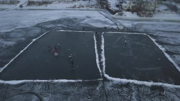 Madártávlati Kilátás Egy Befagyott Tóra Amelyen Gyerekek Jégkorongoznak Egy Téli — Stock videók