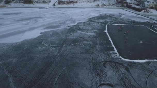 冬の日にホッケーをする子供たちが訓練する凍った湖の鳥の目の景色 高品質のフルHd映像 — ストック動画
