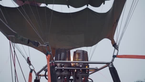 熱気球フェスティバル 夜の冬のバーナーは暖かい空気のクローズアップで気球を埋めます 高品質のフルHd映像 — ストック動画