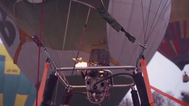 Φεστιβάλ Αερόστατου Θερμού Αέρα Απογευματινό Καυστήρα Γεμίζει Μπαλόνι Ζεστό Αέρα — Αρχείο Βίντεο