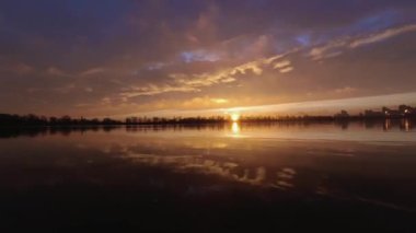 Gölün üzerinde kırmızı bir günbatımının renkli zamanı, doğada mahremiyet. Yüksek kaliteli FullHD görüntüler