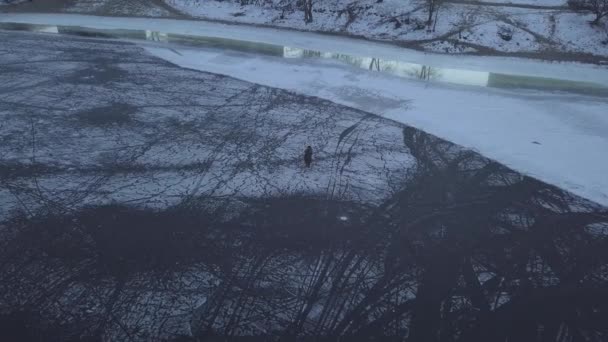 Vogelperspektive Von Fischern Auf Eis Winter Einem Bewölkten Kalten Tag — Stockvideo