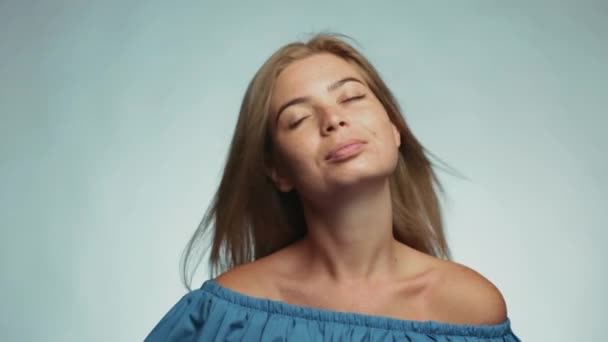 Çilli Mavi Gözlü Sevimli Bir Kız Gülümsüyor Kameraya Bakıyordu Gevşek — Stok video