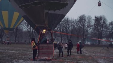 Sıcak hava balonu festivali, akşam ateşi balonu sıcak havayla dolduruyor. Yüksek kaliteli FullHD görüntüler