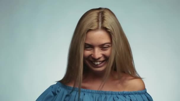 Nettes Mädchen Mit Sommersprossen Blauen Augen Lächeln Und Die Kamera — Stockvideo