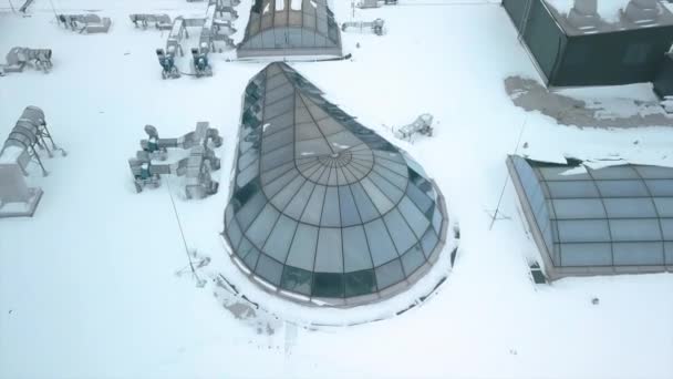 Latanie Nad Dachem Centrum Handlowego Gdy Pracownicy Sprawdzają Zimą Sprzęt — Wideo stockowe