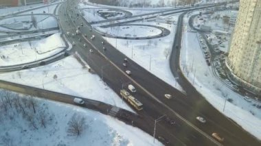 Kışın, akşamları yol kavşağında. Gün batımı, güneş. Yüksek kaliteli FullHD görüntüler