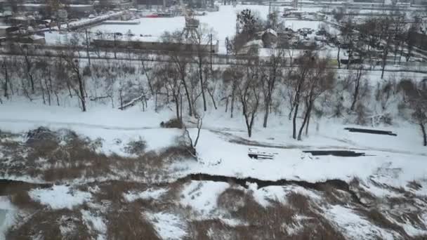 Dron Monitoruje Ciągnik Jadący Zimą Śnieżnej Drodze Wzdłuż Rzeki Strefie — Wideo stockowe